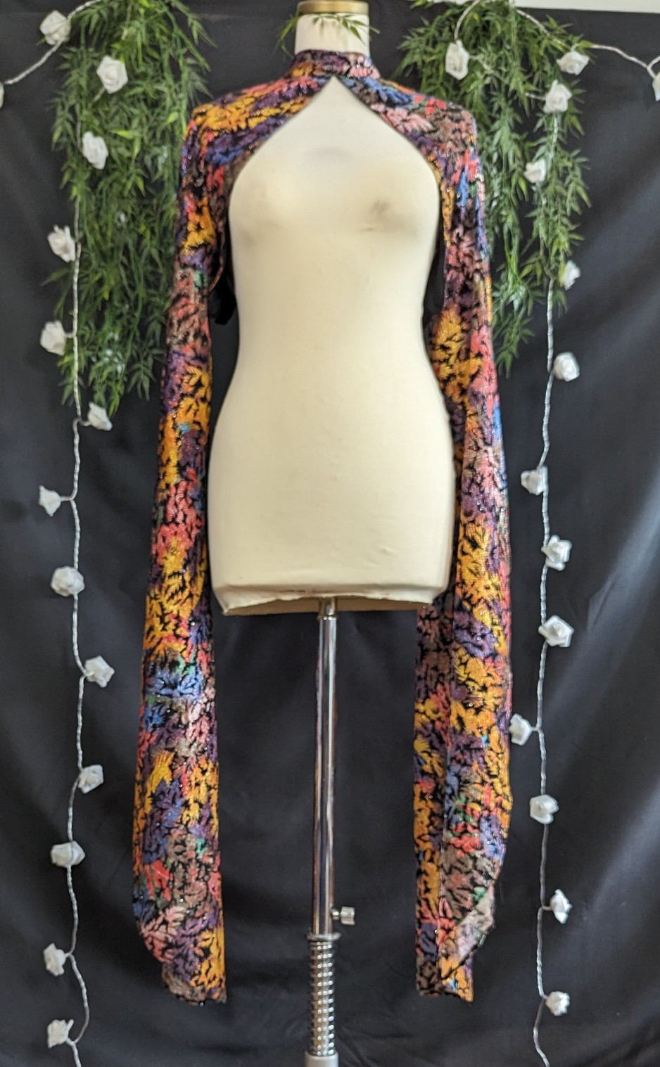 creation-bolero-manche-longue-elfique-multicolore-paillette-meami-couture-creation