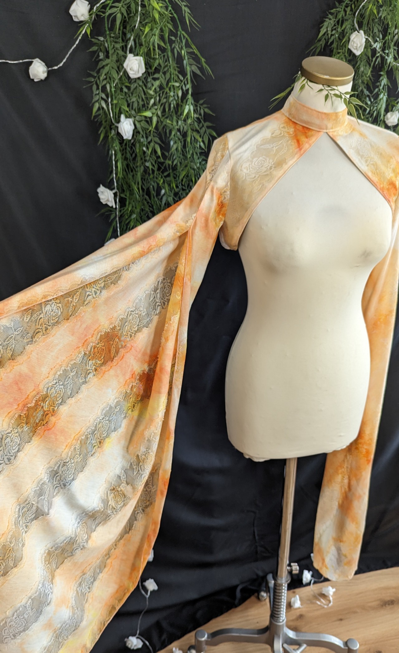 creation-bolero-manche-longue-elfique-orange-synthetique-meami-couture-creation