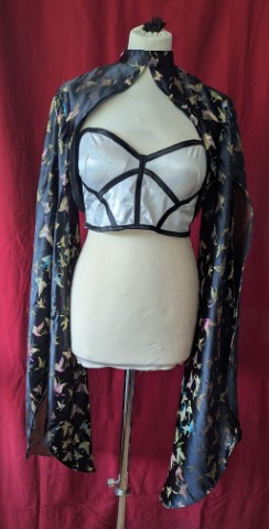 creation-bustier-crop-top-et-cape-elfique-noir-meami-couture-et-creation-8.jpg
