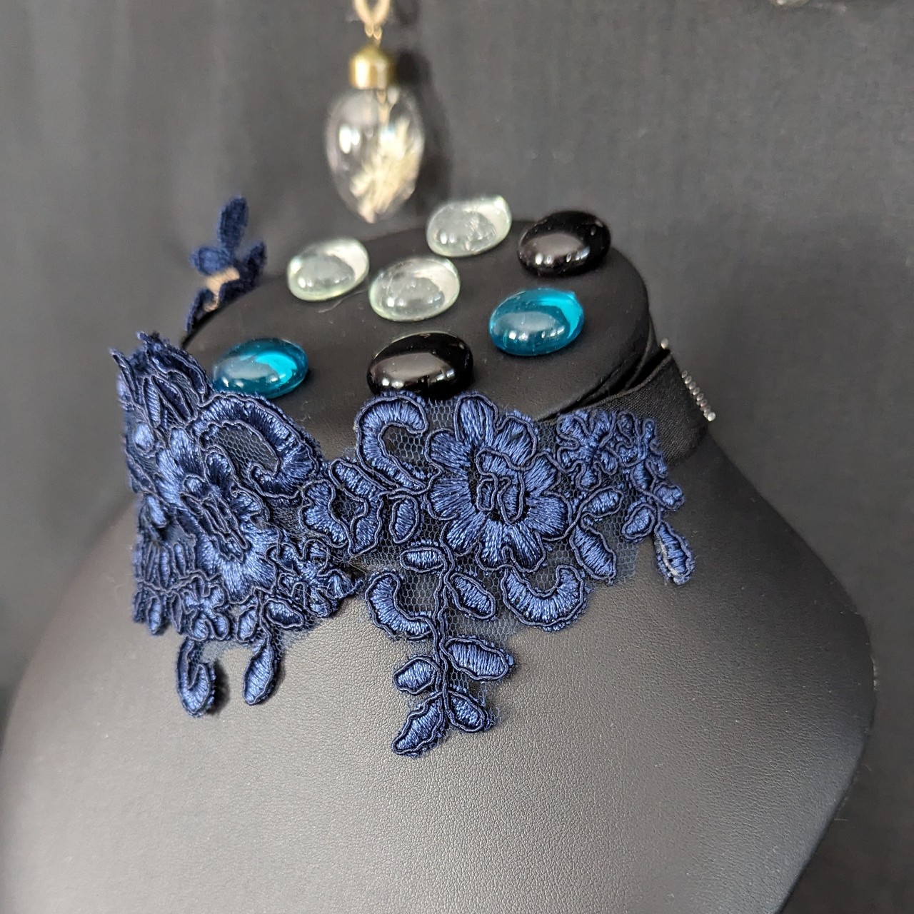 creation-collier-bleu-dentelle-reglable-meami-couture-et-creation