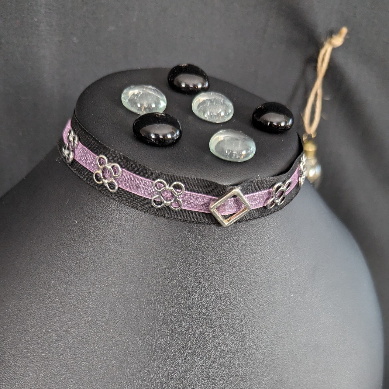 creation-collier-noir-ruban-violet-meami-couture-et-creation