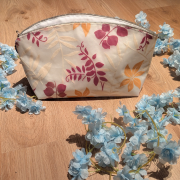 creation-pochette-fleuri-nappe-rose-beige-interieure-etanche-meami-couture-et-creation