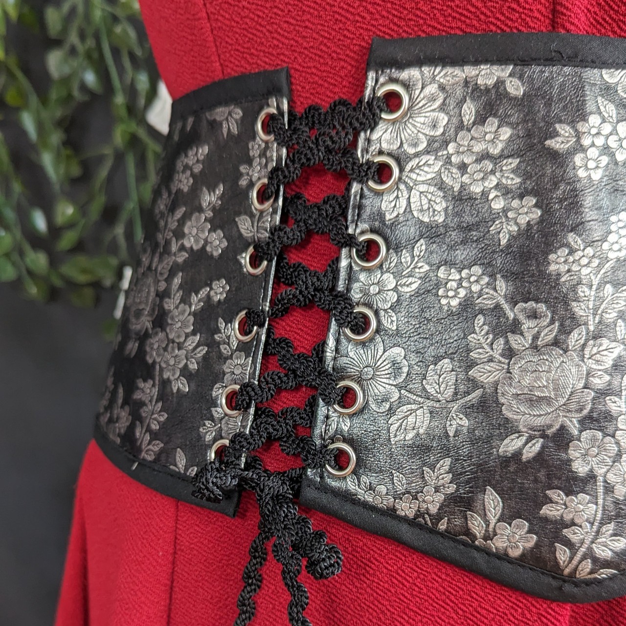 creation-serre-taille-simili-cuir-lassage-reglable-gris-et-noir-fleur-meami-couture-et-creation