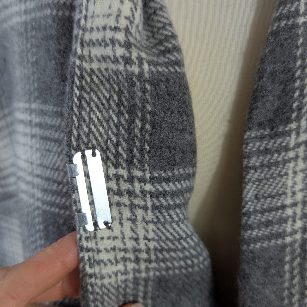 creation-veste-longue-sans-manche-laine-gris-a-carreaux-meami-couture-et-creation