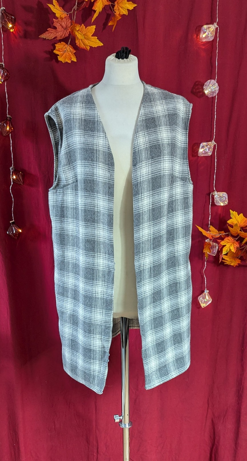 creation-veste-longue-sans-manche-laine-gris-a-carreaux-meami-couture-et-creation