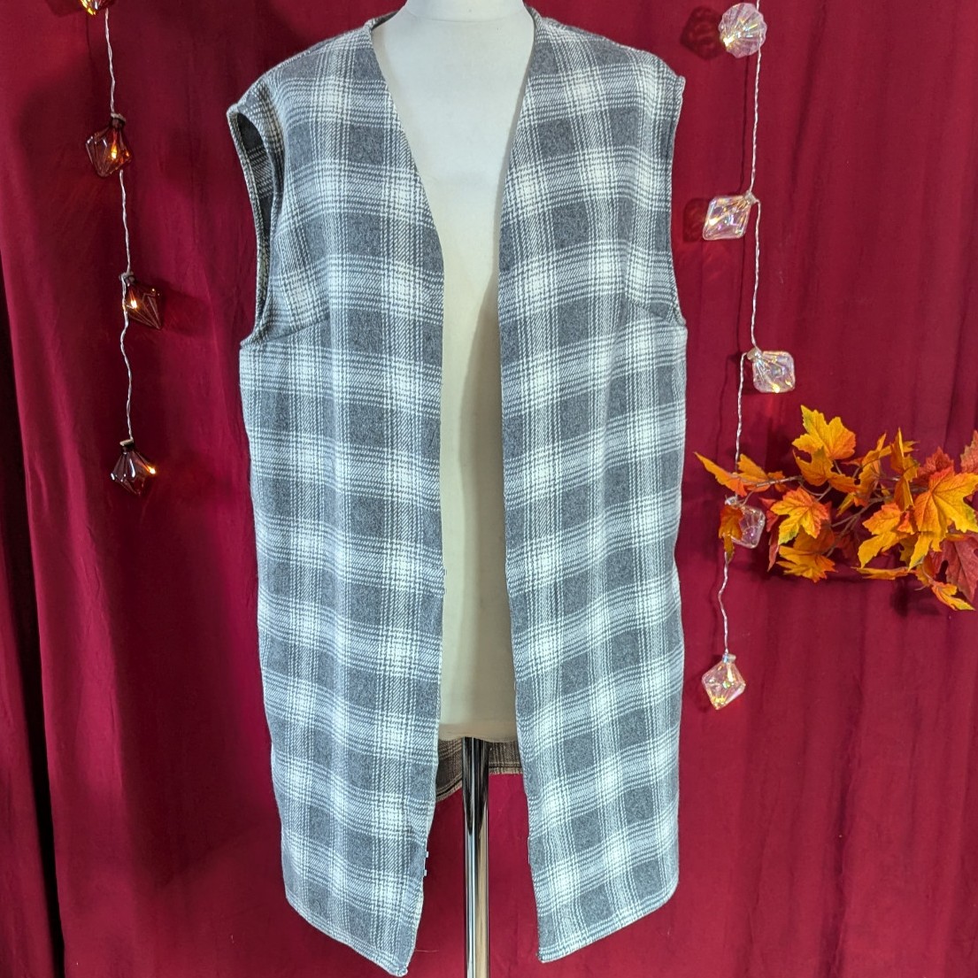 creation-veste-longue-sans-manche-laine-gris-a-carreaux-meami-couture-et-creation