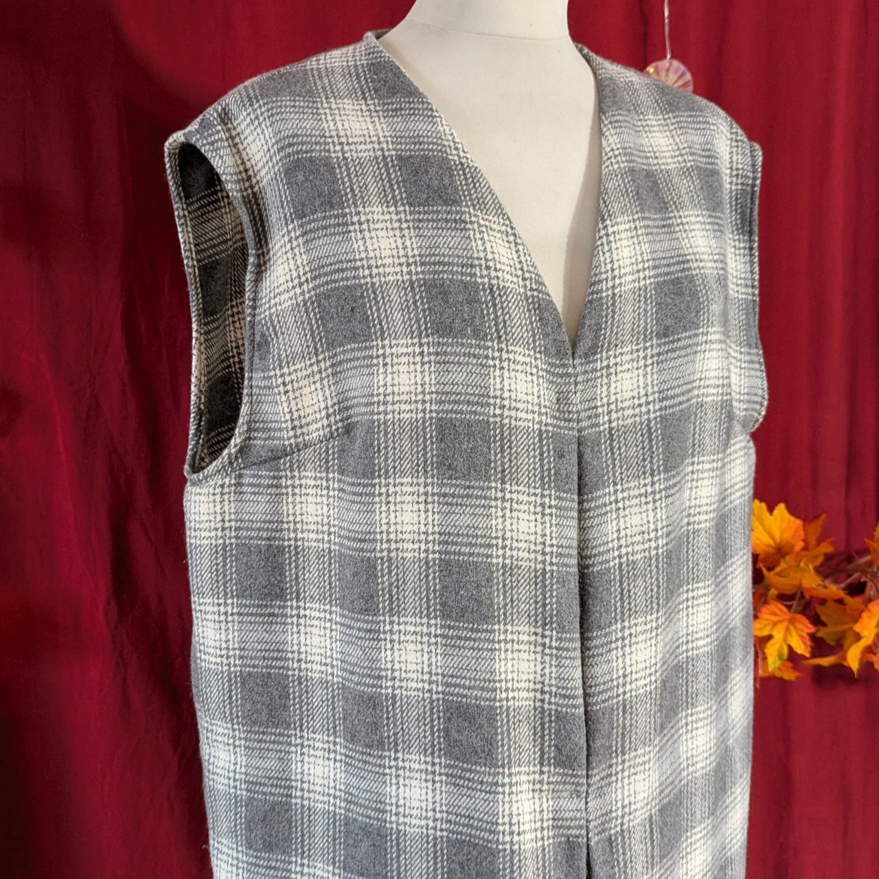 creation-veste-longue-sans-manche-laine-gris-a-carreaux-meami-couture-et-creation